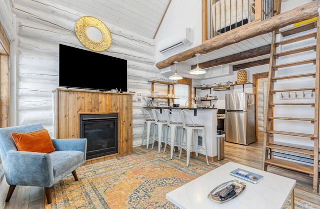 Ski In/Ski Out Luxury Cabin, Next to Chair 3, Hot Tub, Sleeps 6, Fireplace and AC