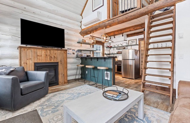 Ski In/Ski Out Luxury Cabin, Next to Chair 3, Hot Tub, Sleeps 6, Fireplace and AC