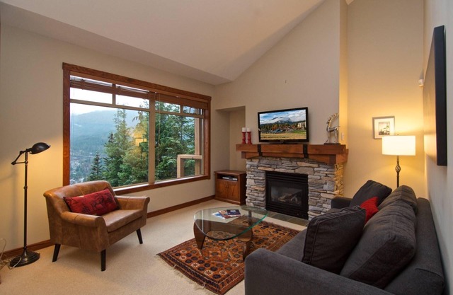 Ski in/Ski out Mountain Views! Spectacular VIEWS, 3 level executive townhouse, FREE parking