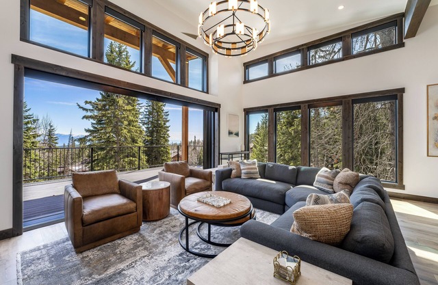 Ski In/Ski Out, Pool Table + Hot Tub & VIEWS!