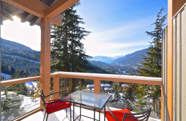 Ski in/Ski out with Spectacular views! Stunning Family Townhome.