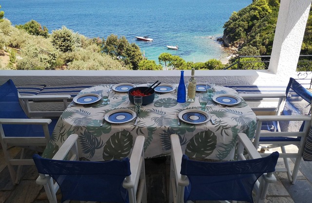 Skiathos: Beautiful Villa with access to private beach