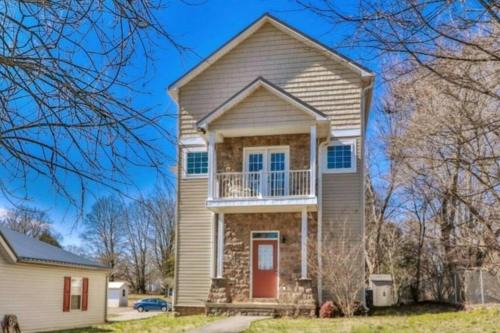 Skinny Big House in Jefferson City