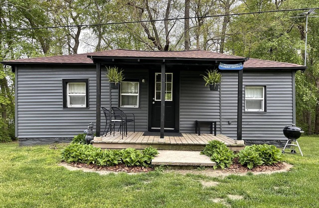 Skinny Dipper Cottage - Lakefront on Semi-private Lake, Beach, Boats, Fun!