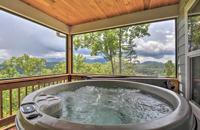 ‘Sky Blue Overlook’ - Hot Tub & Screened Porch!