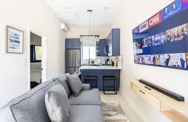 Sky Cottage: 1 bedroom home by hospitals, Hollywood, & Los Angeles