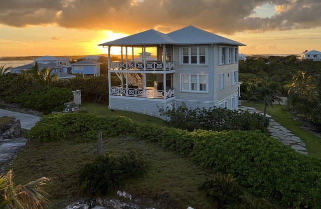 Sky High Panoramic Views, dock slip, & steps to Tahiti Beach