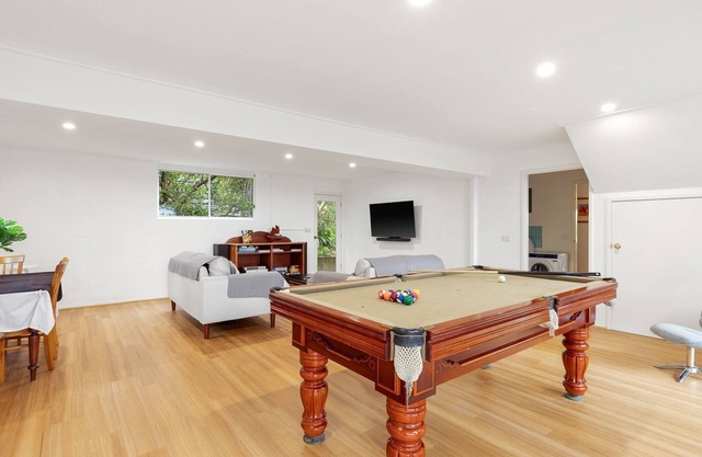Sky Mirror Cottage - sleeps 9