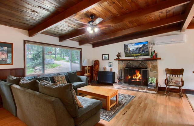 Sky Ranch Cottages - Red Door
