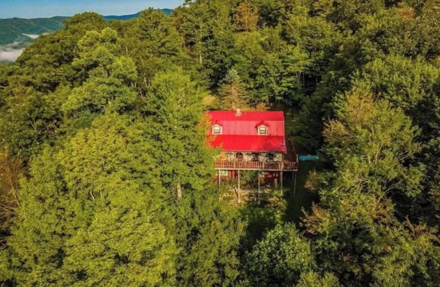 SkyBarn on Rocky Knob - Views, Relaxation, Adventure, Game Room & Hot Tub