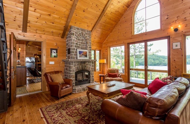 Skyfall! Gorgeous Grand Cabin with a Killer View in Muskoka. Great for Families!