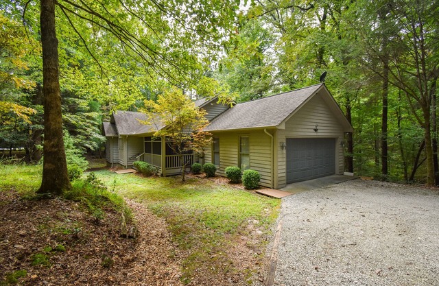 Skylake home with pool & tennis access - fireplace, grill, large deck, and AC