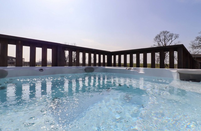 SKYLARKS, family friendly, with hot tub in Bury St Edmunds