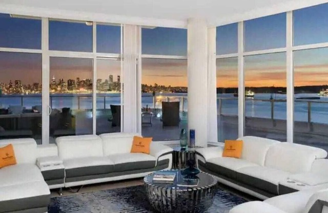 Skyline Splendor: Luxe Penthouse Retreat in West Vancouver