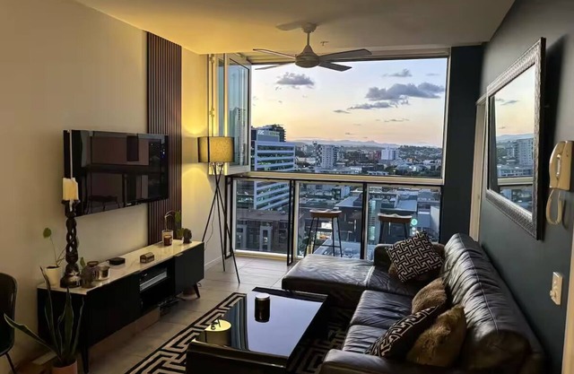 Skyline views & Rooftop Pool in Trendy Newstead