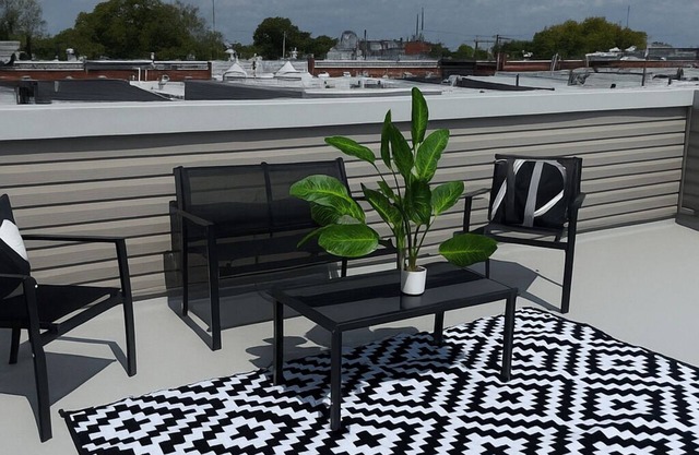 Skyline views in vibrant Philadelphia