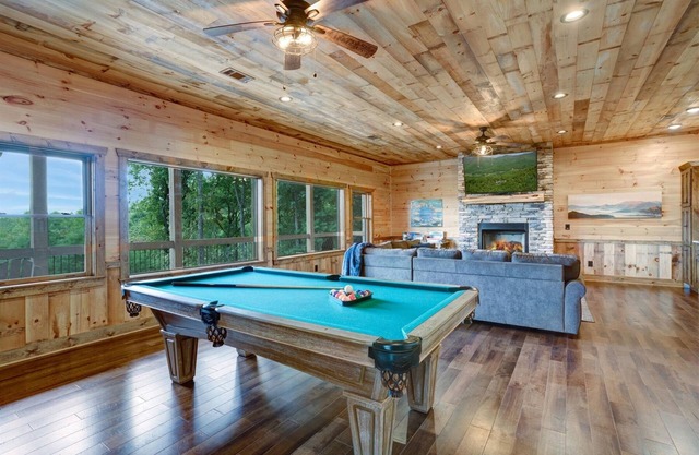 Skyview - Sensational Vacation Destination, Panoramic Mtn Views, Hot Tub