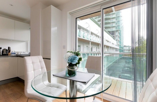 Skyvillion - 1Bed Enfield Flat w/Balcony+Parking