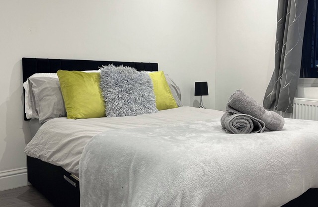 Sleek 2 Bed Oasis Croydon -Sunset views - Sleeps 6 - Family Friendly