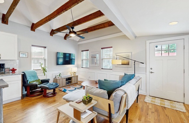 Sleek Cottage - High-Speed WiFi, Central AC, Private Deck - Walk to Restaurants