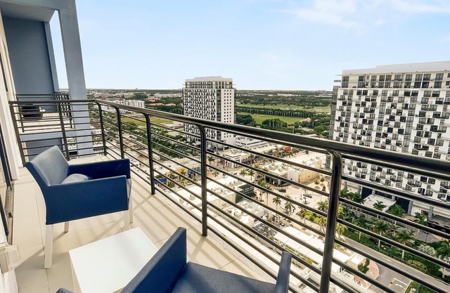 Sleek Doral Gem: Spacious Retreat