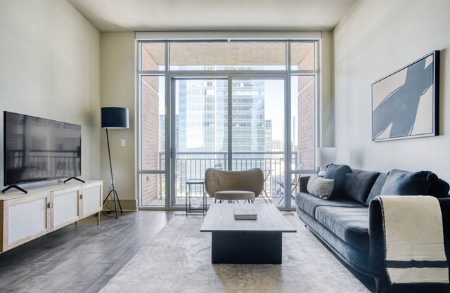 Sleek Downtown 1BR w/Gym, W/D & Deck, walk to 6th St bars, by Blueground