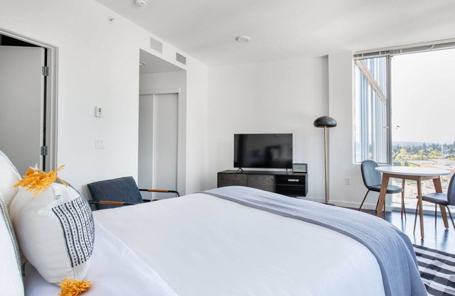 Sleek Downtown Bellevue Studio w/Gym, W/D, near shops, by Blueground