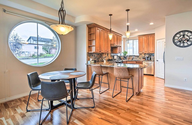 Sleek Escape w/Balcony < 1 Mi to 5th Avenue!