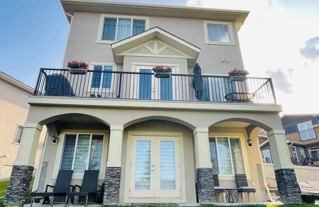 Sleek Guest House nRomantic Two bedrooms spacious Basement suite