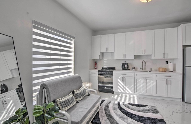 Sleek Hialeah Guest Suite on Golf Course!