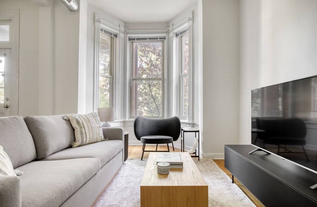 Sleek Lincoln Park 3BR, near L and Lincoln Park, by Blueground