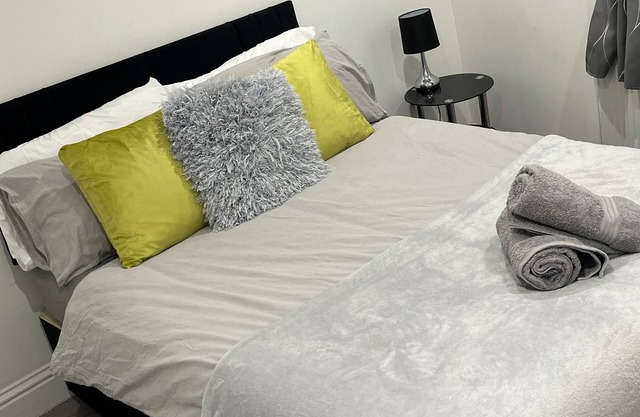 Sleek, Sleeps 6 Sunset Views, Family friendly