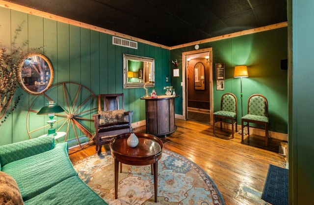 Sleep 25 w/Private Group Accommodations, Banquet Space, Game Room