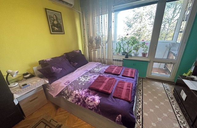 Sleep and fly. Small apartment near the airport. Air conditioning and WiFi