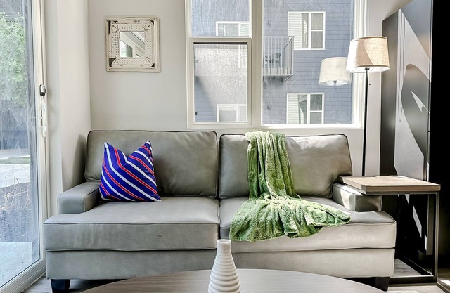 Sleepover: Bright 1BD/1BA + Gym - Downtown Omahan