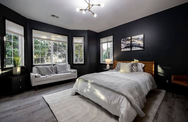 Sleeps 10, 5 bedrooms and 5 bathrooms in Sunny San Francisco. Close to BART