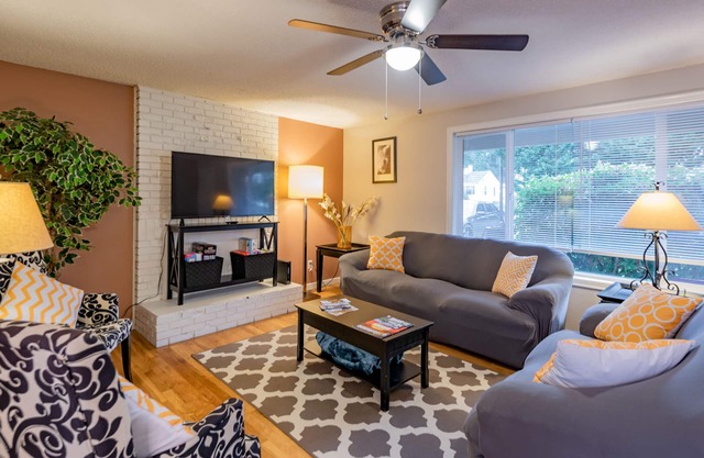 Sleeps 10, Close to Airport, Peace Health, Waterfront, WWU & WCC