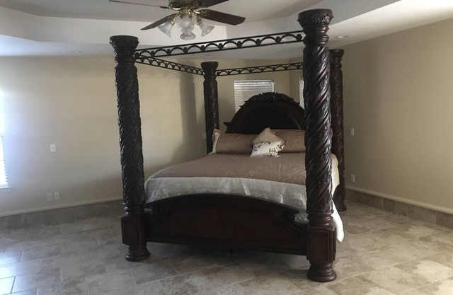 (Sleeps 10) Spacious 4 bedrooms perfect for family, friends, or business.
