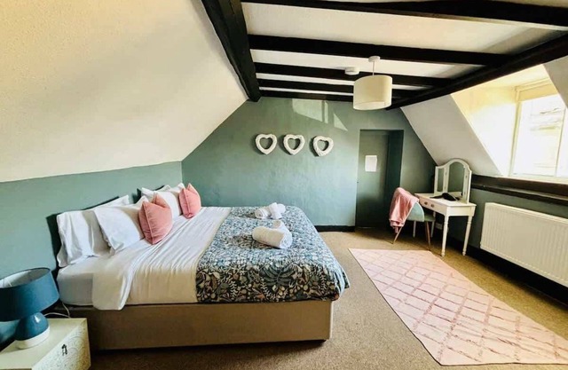 Sleeps 10 with private garden