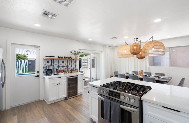 Sleeps 11-5 min to Old Town-Fire Pit, Pool, BBQ, King Bed