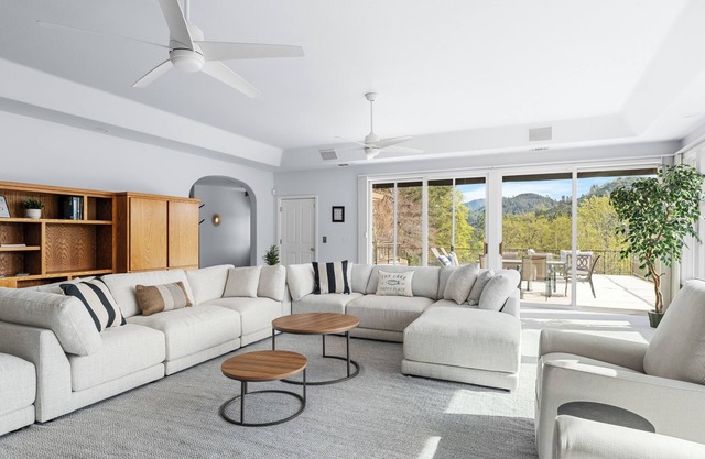 Sleeps 12! Charming 3BR house with Game Room, Large Garage & Stunning Lakeviews