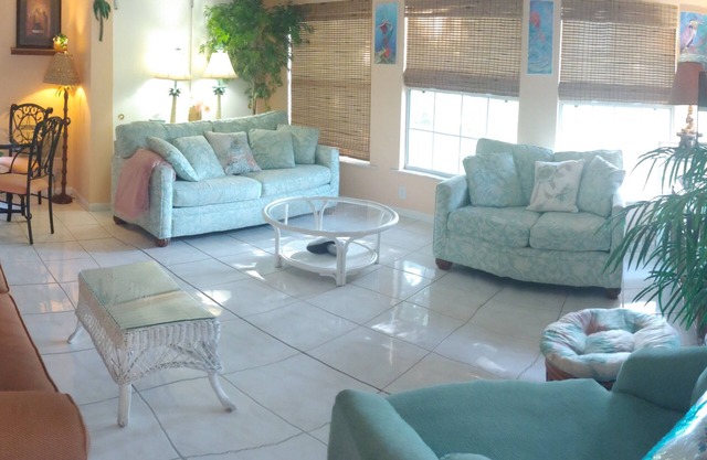 sleeps 12 people/Beach 5 min./backs on nature park & lake with trails