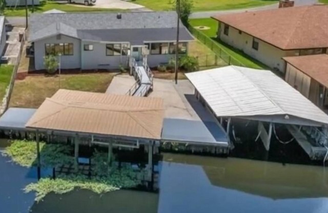Sleeps 13, theater, waterfront, close to springs and forest. Old Florida