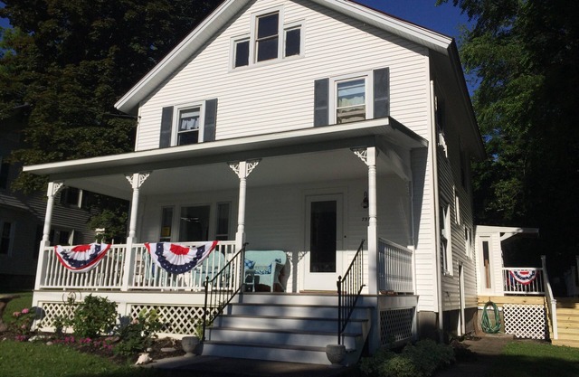 Sleeps 14, Lakeview Across from Historic Sodus Point Lighthouse.