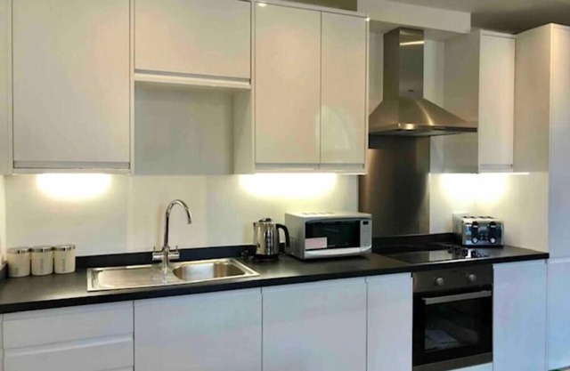 Sleeps 16! Four Flats with Private Access & Garden