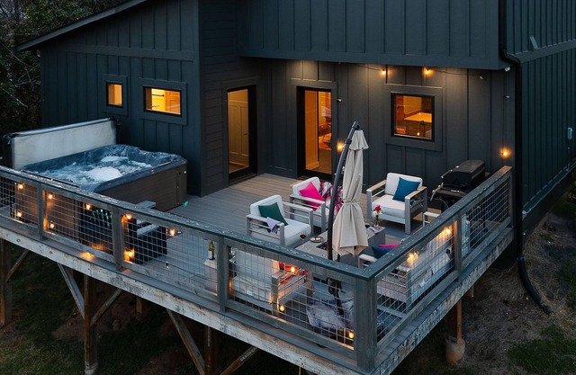 Sleeps 18! Fire Pit, Hot Tub & Game Room!