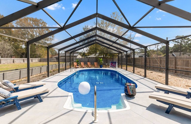 Sleeps 18, Heated Pool, Game Room, 10 mins to Beach