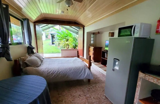 Sleeps 2 - Studio Apart.- AC - Hot water - Kitchenette - Pool