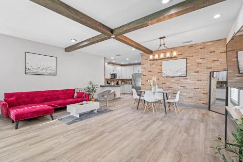 Sleeps 20! Luxe 6 BDRM 4 BTH Duplex - Downtown TPA