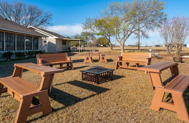 Sleeps 20 - Peaceful Retreat: 3 Acres Next to Park